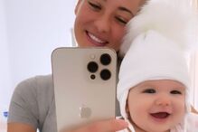 Orsi Fehér com a filha, India