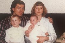 Orsi Fehér com os pais e o irmão, Miklos Fehér