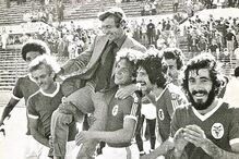 Artur e Eurico seguram John Mortimore após conquista da Taça