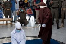 Homossexuais vergastados 77 vezes em sentença pública após serem apanhados a ter relações