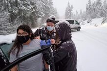 Profissionais de saúde presos no trânsito administram vacinas Covid a condutores no meio da neve