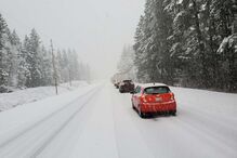 Profissionais de saúde presos no trânsito administram vacinas Covid a condutores no meio da neve	