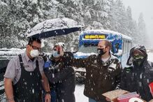 Profissionais de saúde presos no trânsito administram vacinas Covid a condutores no meio da neve	