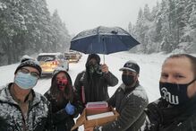 Profissionais de saúde presos no trânsito administram vacinas Covid a condutores no meio da neve	