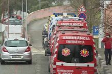 Fila de ambulâncias no Hospital Garcia de Orta	