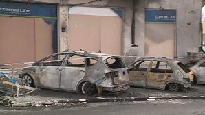 Quatro carros destruídos e fachada de prédio queimada após fogo posto em Setúbal. Veja as imagens