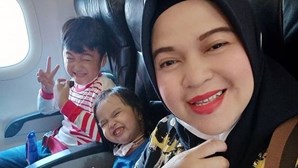 "Adeus família": Mãe e filhos mostram-se no avião minutos antes da tragédia na Indonésia