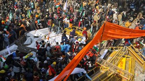Polícia lança gás lacrimogéneo em marcha de protesto de agricultores na Índia