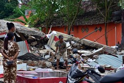 Número de mortos causados por sismo na Indonésia sobe para 56