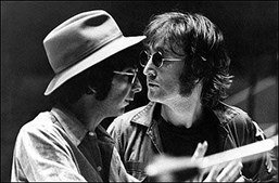 1 Phil Spector em julgamento, no qual sobressaía o  visual invulgar e a farta cabeleira 2 Músico trabalhou com The Beatles (aqui ao lado  de John Lennon) e produziu álbum ‘Let it Be’