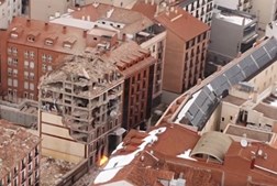 Imagens aéreas mostram local da explosão que destruiu prédio em Madrid