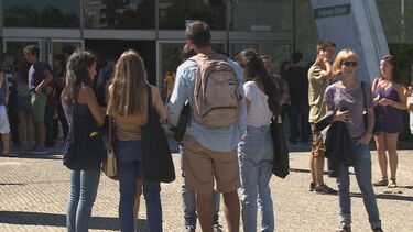 Escândalo do ano! Ela abraçou-o e ele beijou-a na boca  