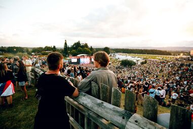 Festival de música junta 20 mil pessoas sem máscaras na Nova Zelândia