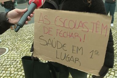 Dezenas de alunos pedem encerramento de escola em Lisboa durante confinamento