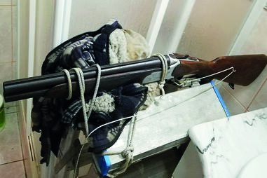 Caçadeira foi montada em escadote e presa com cordas