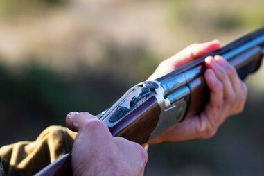 Homem chega com caçadeira na mão e ameaça disparar em café com 20 pessoas