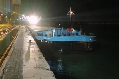 Batelão envolvido na colisão com um catamarã conseguiu atracar no Poço do Bispo, onde será avaliado