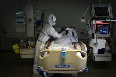 Número de internamentos em enfermarias e cuidados intensivos continuam a bater recordes
