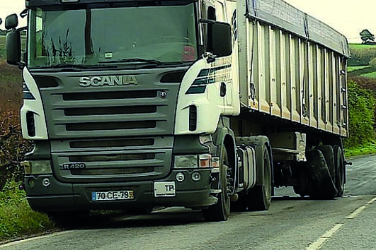 Pneus do camião rebentaram 