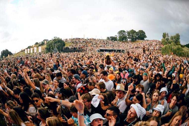 Festival de música junta 20 mil pessoas sem máscaras na ...