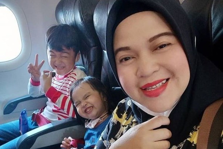 Ratih mostrou-se com os filhos no avião que acabou por cair na Indonésia, ao largo de Jacarta