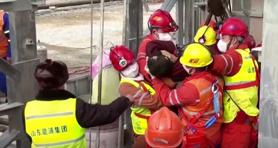 Спасательная операция в шахте. 17 Лет в шахте под завалом в Китае.