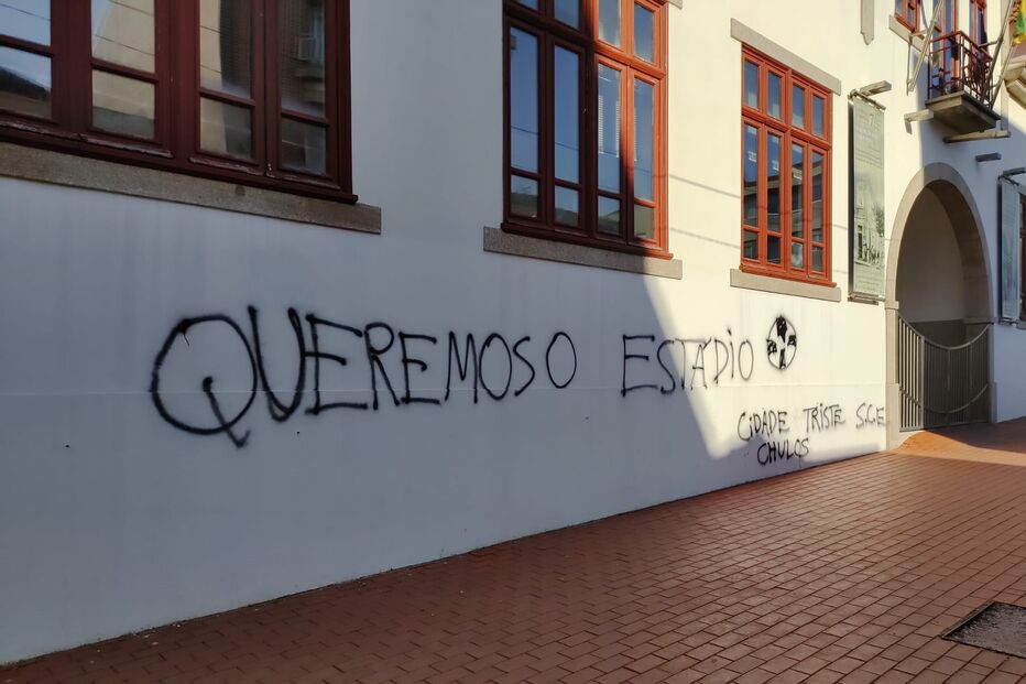 Paredes do edifício da Junta de Freguesia de Espinho vandalizadas