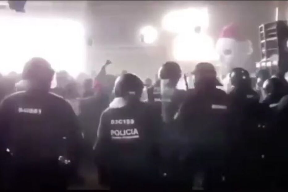 Polícia obrigada a intervir para acabar festa ilegal em Barcelona com 300 participantes