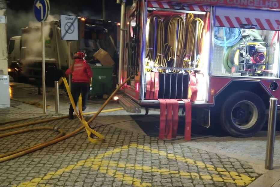 Incêndio deflagra em camião do lixo em Espinho