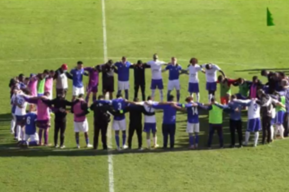 Alex Apolinário caiu inanimado no relvado