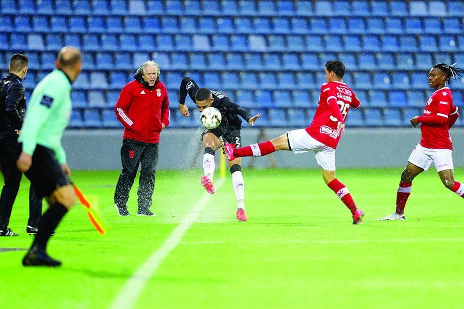 Jogo entre Santa Clara e Benfica é retomado esta segunda-feira