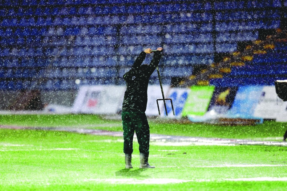 Jogo entre Santa Clara e Benfica é retomado esta segunda-feira