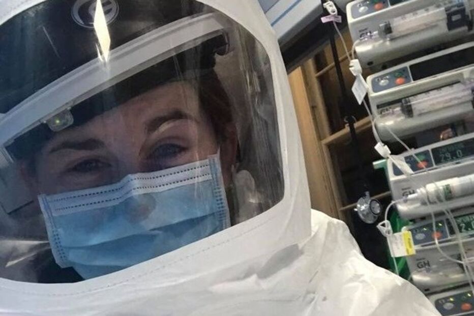 Jovem mostrou-se a chorar dentro do equipamento de proteção