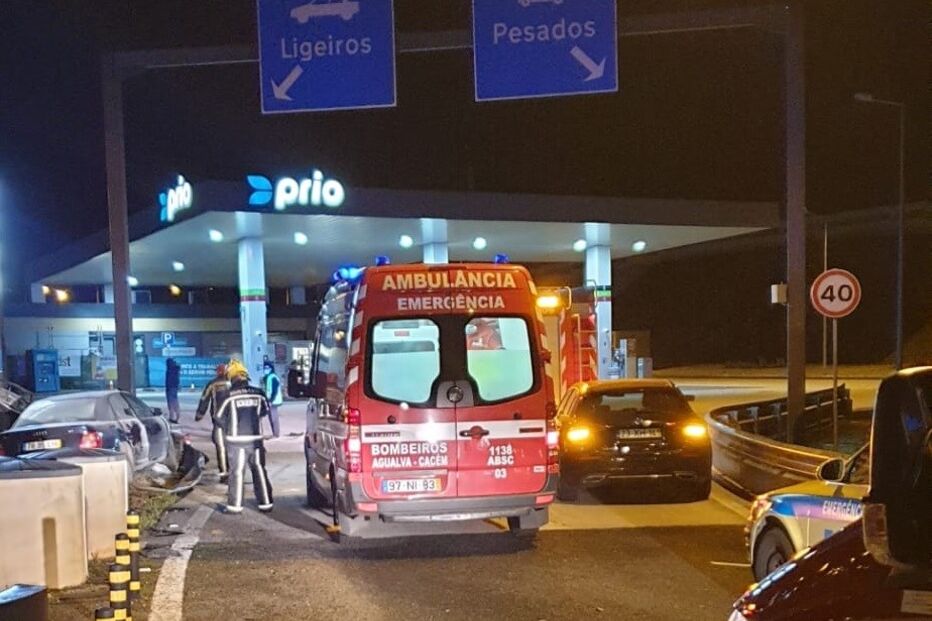Carro capota e embate em dois carros dentro de bomba de gasolina na A16 em Mira-Sintra	