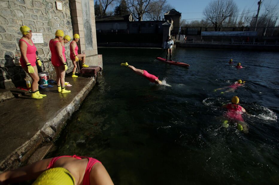 Reformados mergulham nas águas geladas apesar do frio, em Pequim, na China