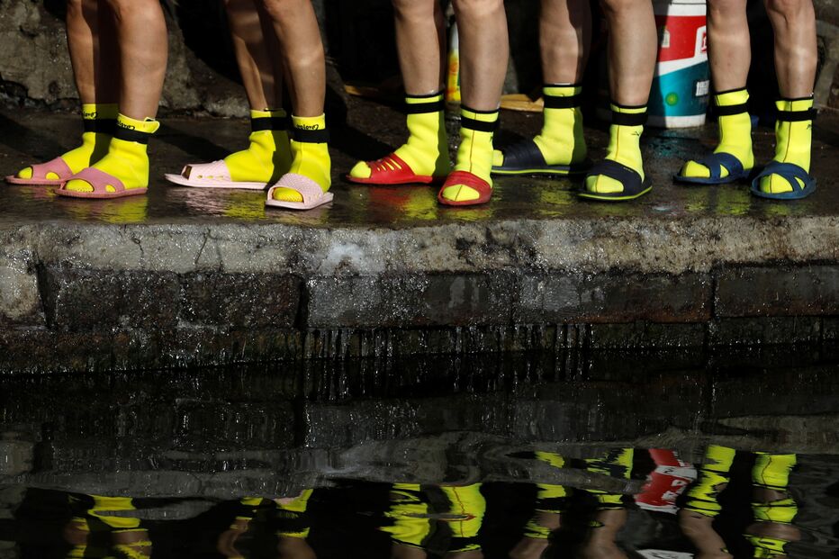 Reformados mergulham nas águas geladas apesar do frio, em Pequim, na China