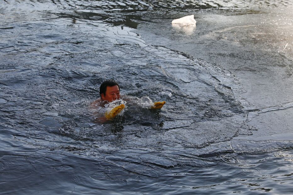 Reformados mergulham nas águas geladas apesar do frio, em Pequim, na China