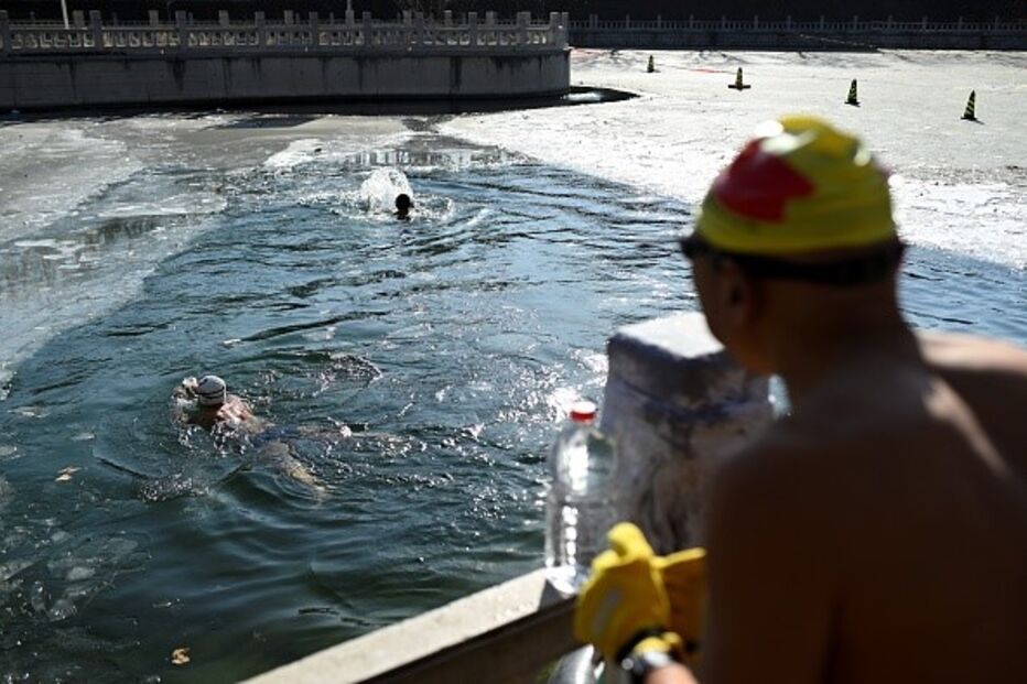 Reformados mergulham nas águas geladas apesar do frio, em Pequim, na China