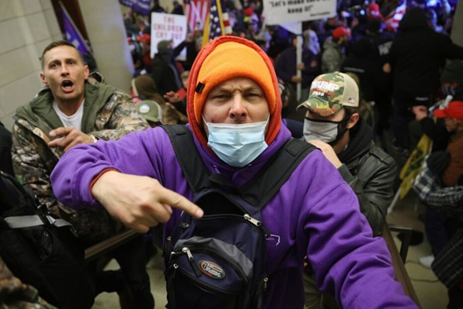 Apoiantes de Trump invadem Capitólio