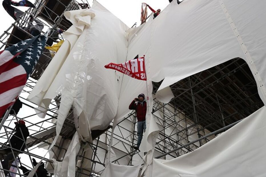 Apoiantes de Trump invadem Capitólio