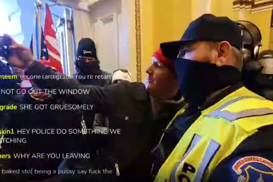 Polícia apanhado a tirar fotografia com manifestante pró-Trump durante invasão ao Capitólio nos EUA