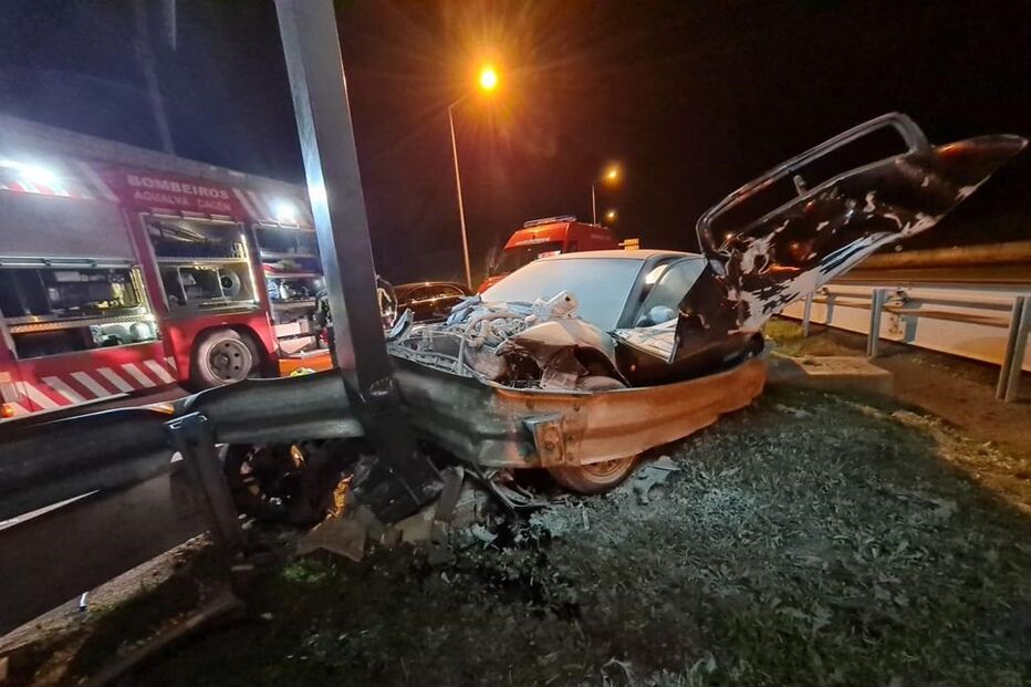 Homem partiu as duas pernas ao investir com o carro contra as bombas da A16