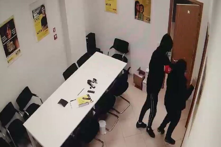 Assaltantes armados agrediram funcionária