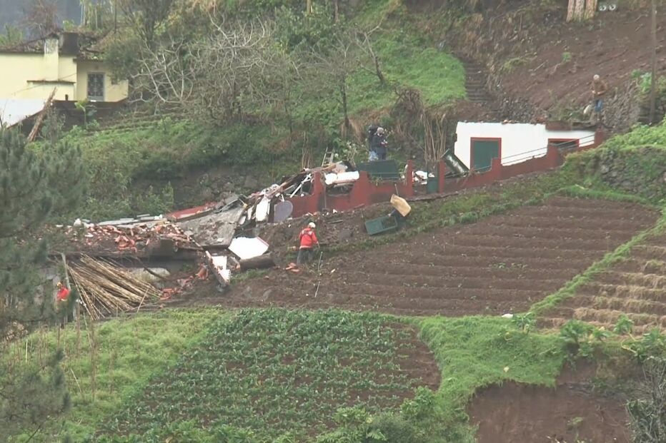 Mau tempo destrói casa na Madeira e provoca estragos. Veja as imagens