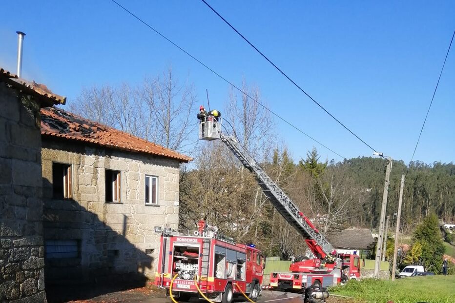 Fogo desaloja família em Famalicão