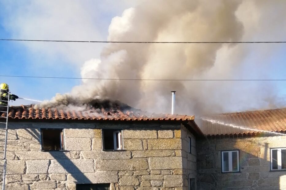 Fogo desaloja família em Famalicão