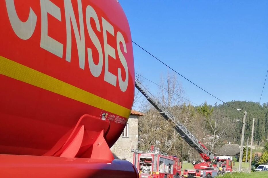 Fogo desaloja família em Famalicão