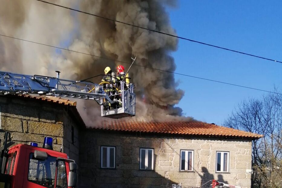 Fogo desaloja família em Famalicão