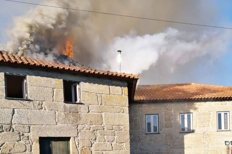 Fogo desaloja família em Famalicão