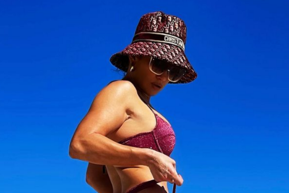 Jennifer Lopez arrasa em fotografia ousada